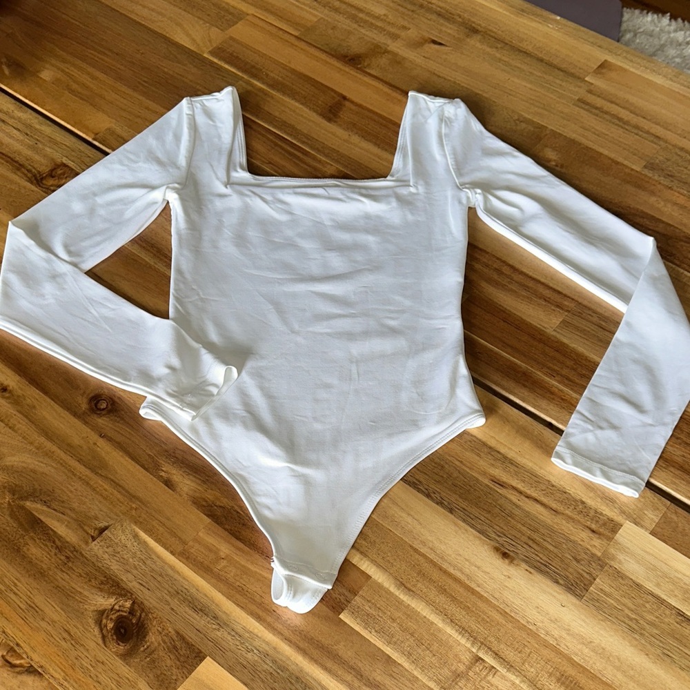 Babaton CONTOUR White Long-Sleeve Square Neck Bodysuit